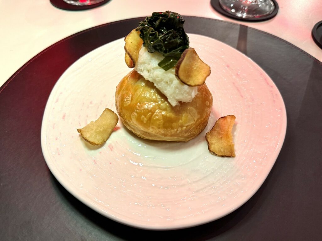 Voulevant Targato 4/4, baccalà mantecato al latte, cavolo nero, cips di topinambur della pizzeria Quattro Quarti.