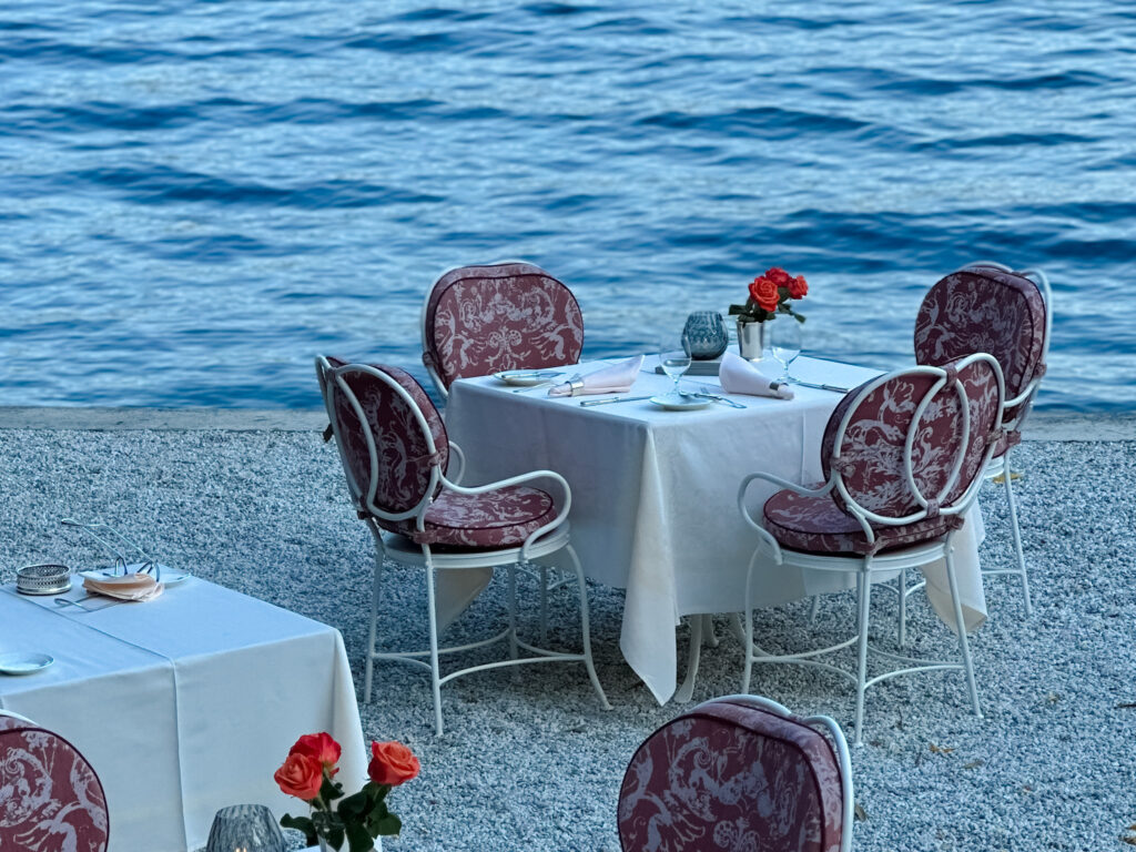 I tavoli a bordo lago.