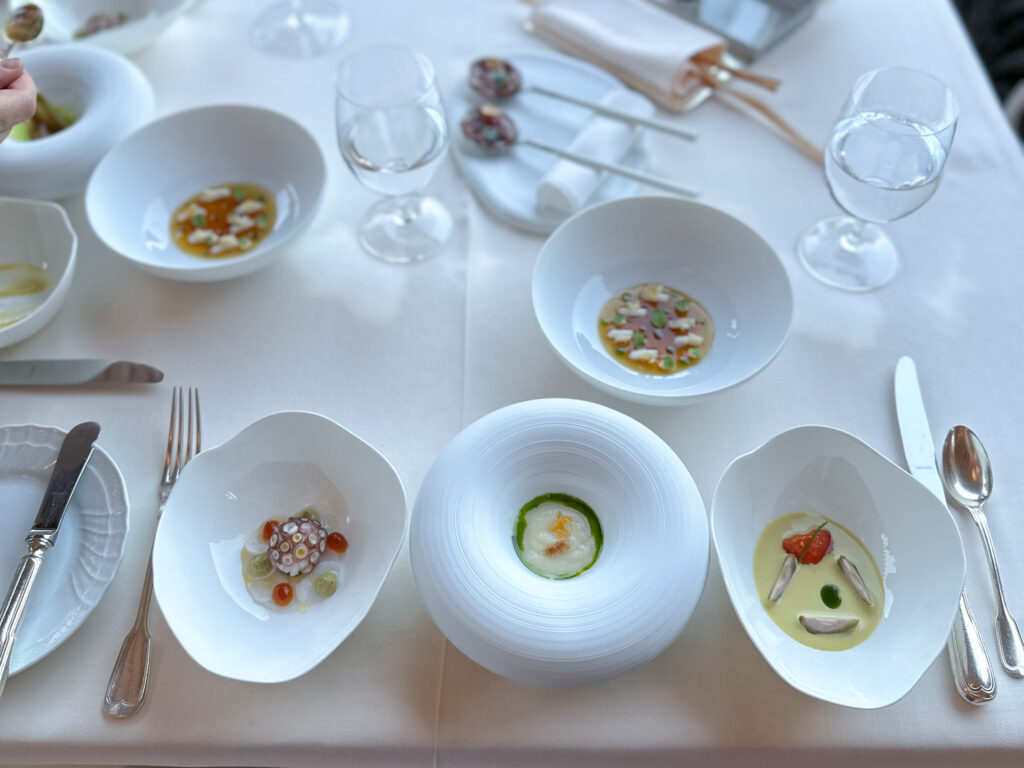 Antipasto in pieno stile Pierre Gagnaire, uno dei maestri di Stefano Baiocco.
