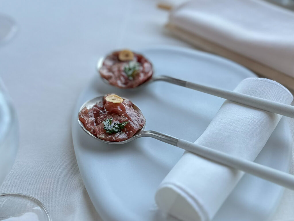 Carpaccio di agnello e aglio.