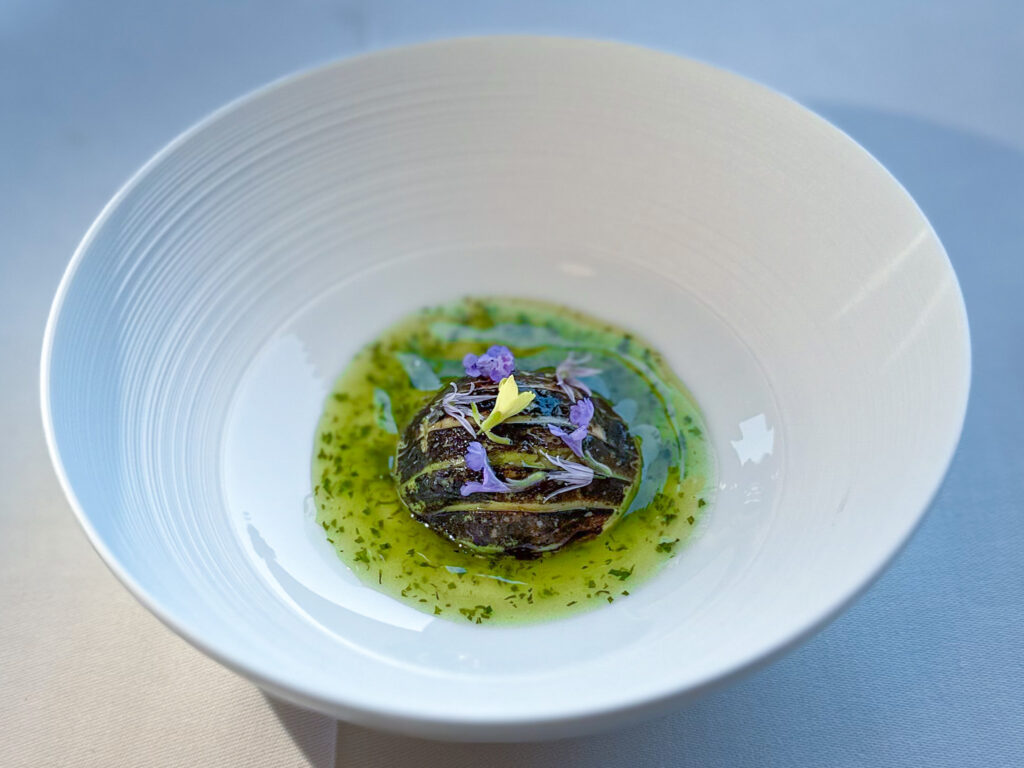 Raviolo di avocado arrostito, ceviche al baccello di piselli dello chef Stefano Baiocco.