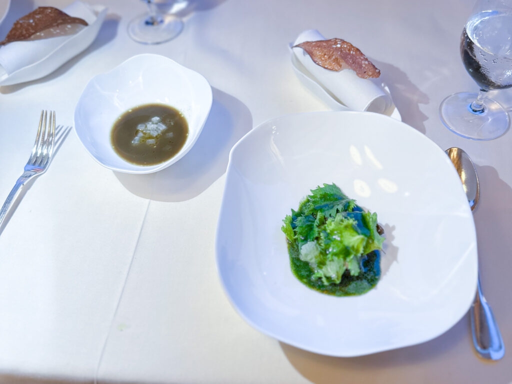 Lumache, salsa sukiyachi, shiso verde, intingolo ai gusci di lumaca.