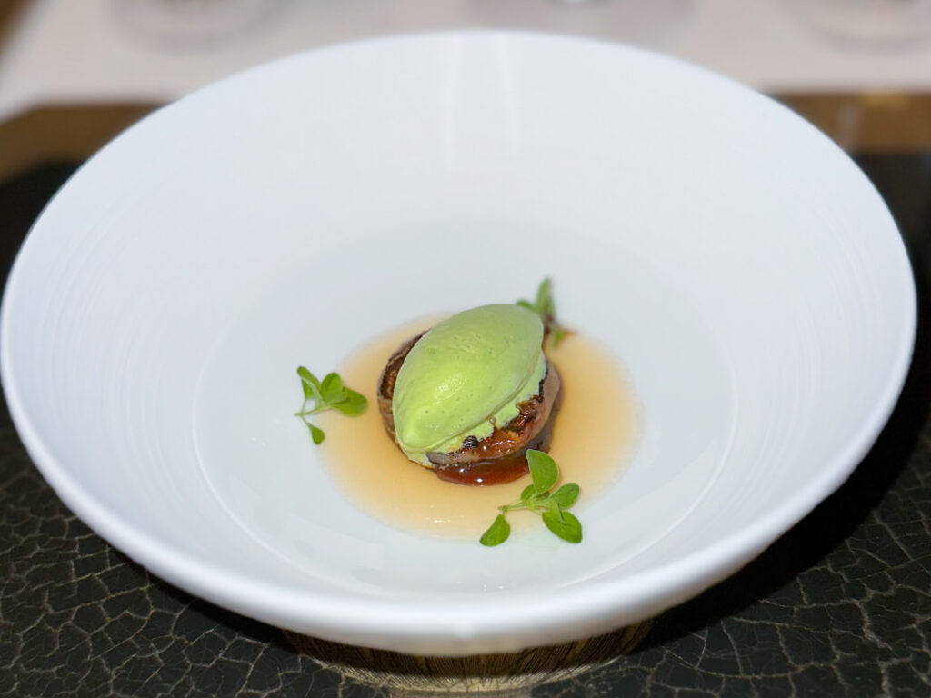 Melanzana abbrustolita, gelatina di kwass, gelato all'origano dello chef Stefano Baiocco.