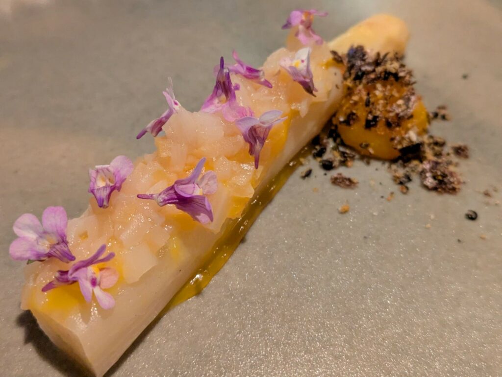 Asparago, tuorlo e shichimi togarashi.