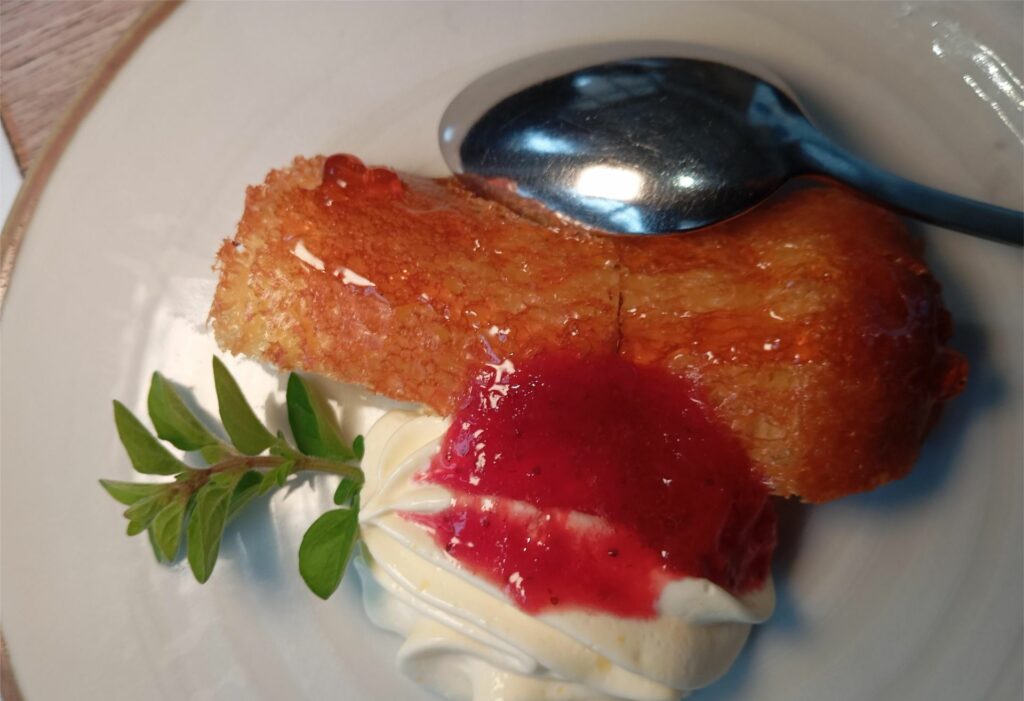 Babà con crema casalinga e confettura di fragole.