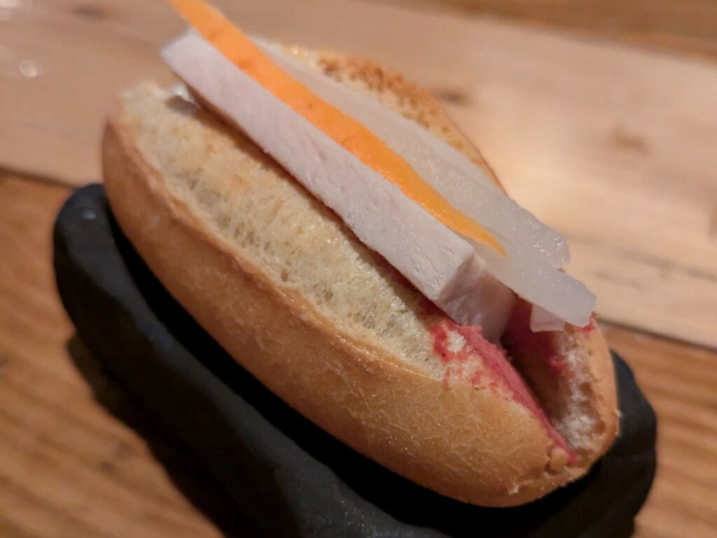 Banh Mi con fegato e pancia di maiale e pickles del ristorante Ant.