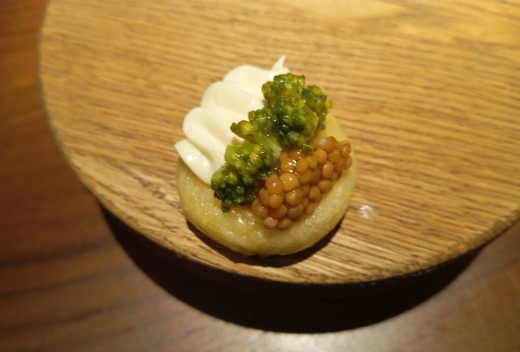 Brioche al vapore, broccolo, senape e i suoi semi.