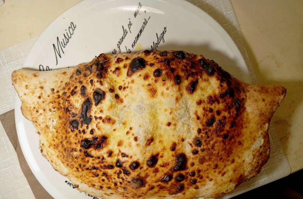 Ripieno con scarola riccia cruda, provola, olive nere, acciughe, pecorino e olio evo de La Notizia 53. 