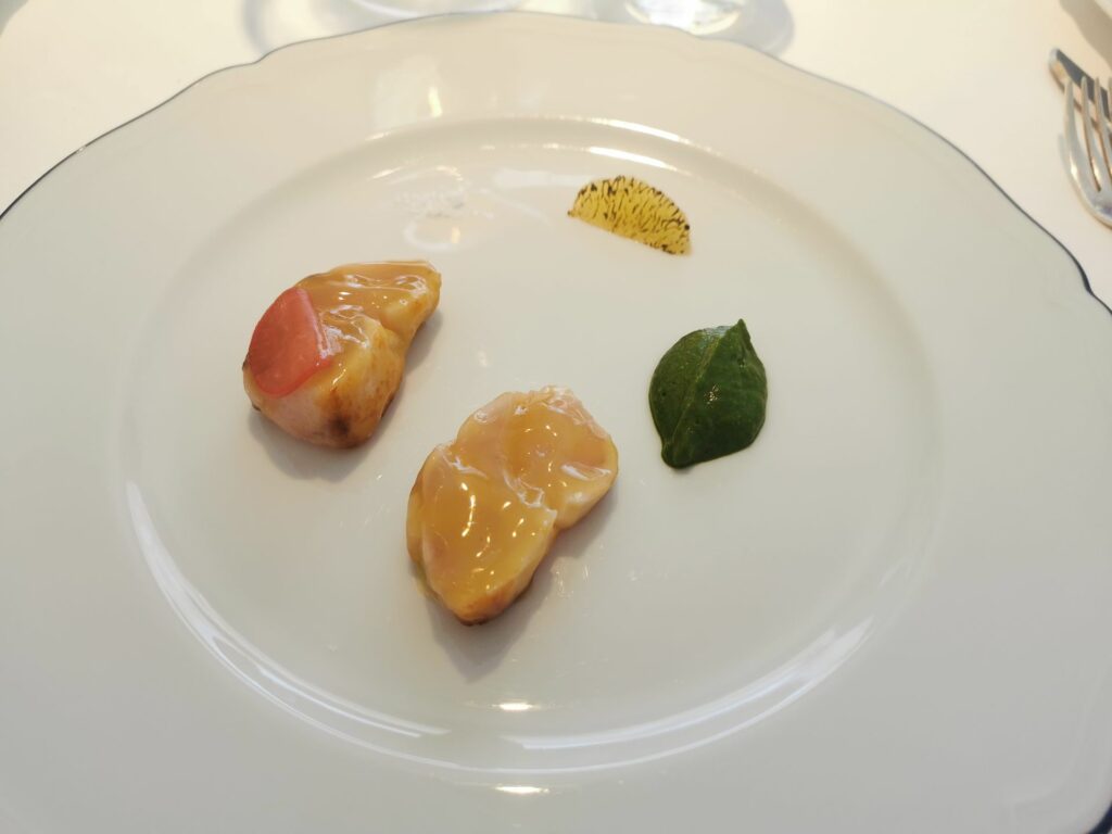 Cernia grigia, maturata nell’alga Mastrocarpus, laccata con salsa di pomodori verdi, erbe e limone
bruciato.