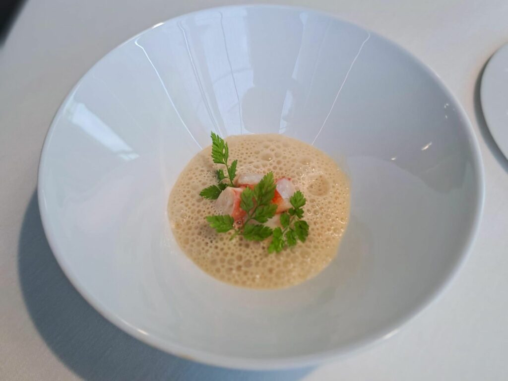 Chele del granchio, su crema di crostacei e aria di crostacei.
