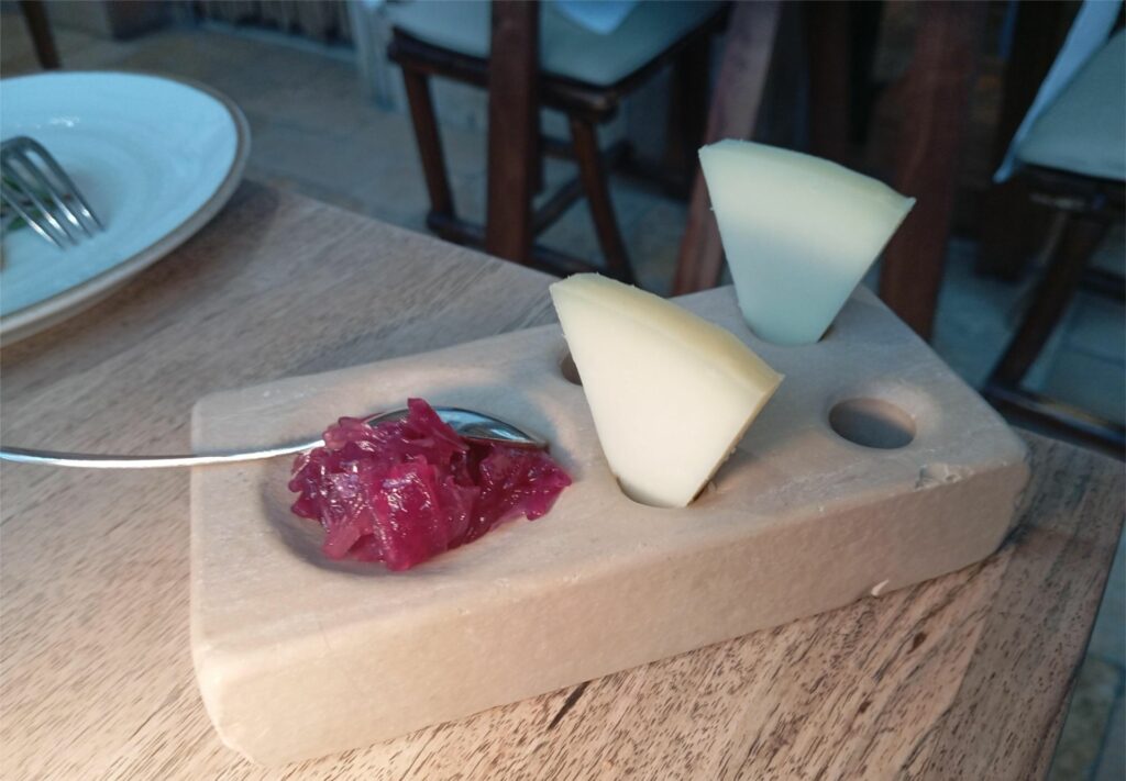 Pecorino e cipolla caramellata.