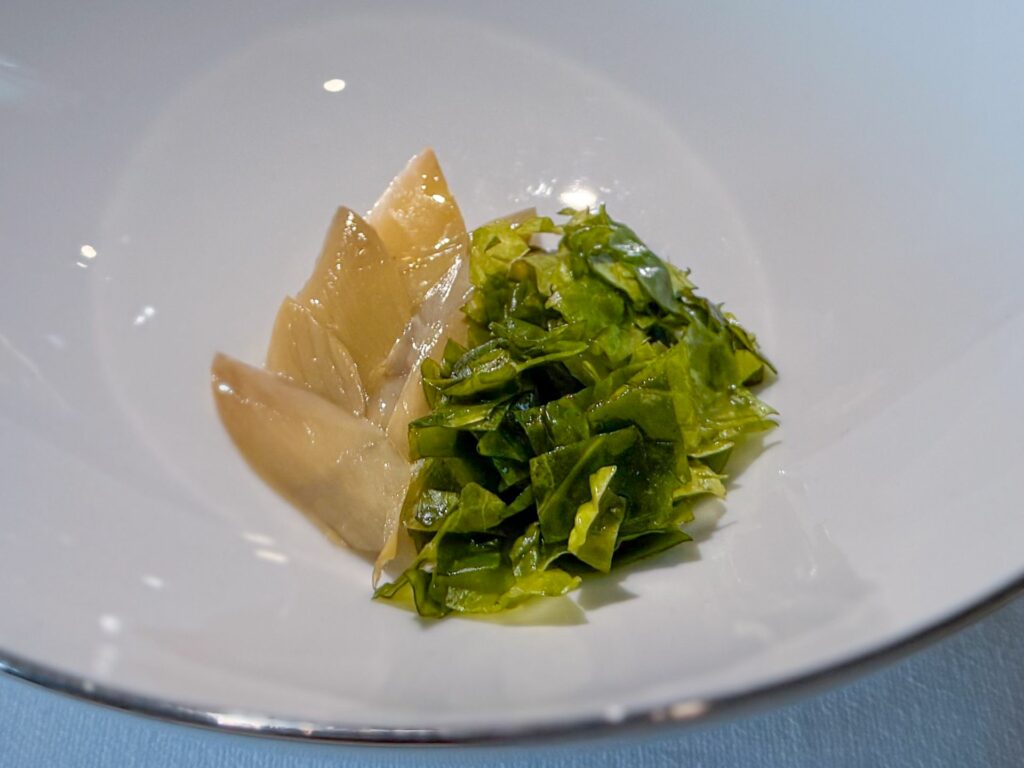 La Contadina: lattuga marinata alla menta e carciofi al carbone.