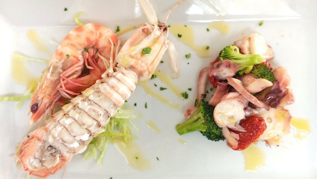 Crostacei bolliti, polpo e pomodorini secchi.