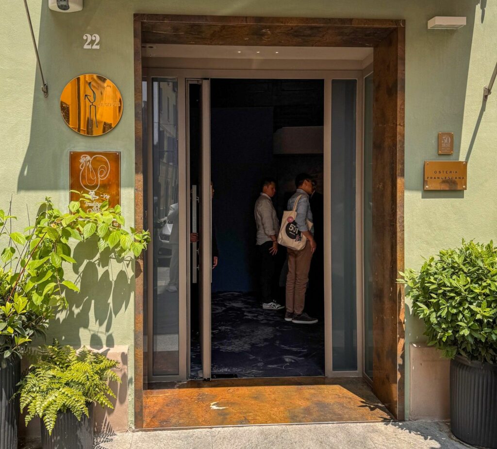 L'entrata dell'Osteria Francescana.