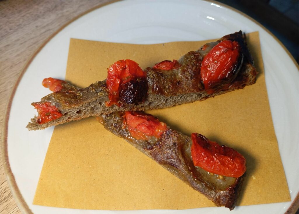 Focaccia con pomodorini e olive nere.