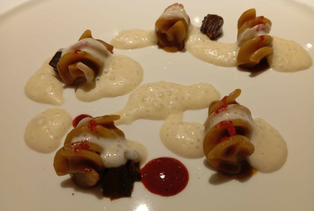 Fusillo, scalogno nero, ginepro e lampone in conserva del ristorante Hyle.