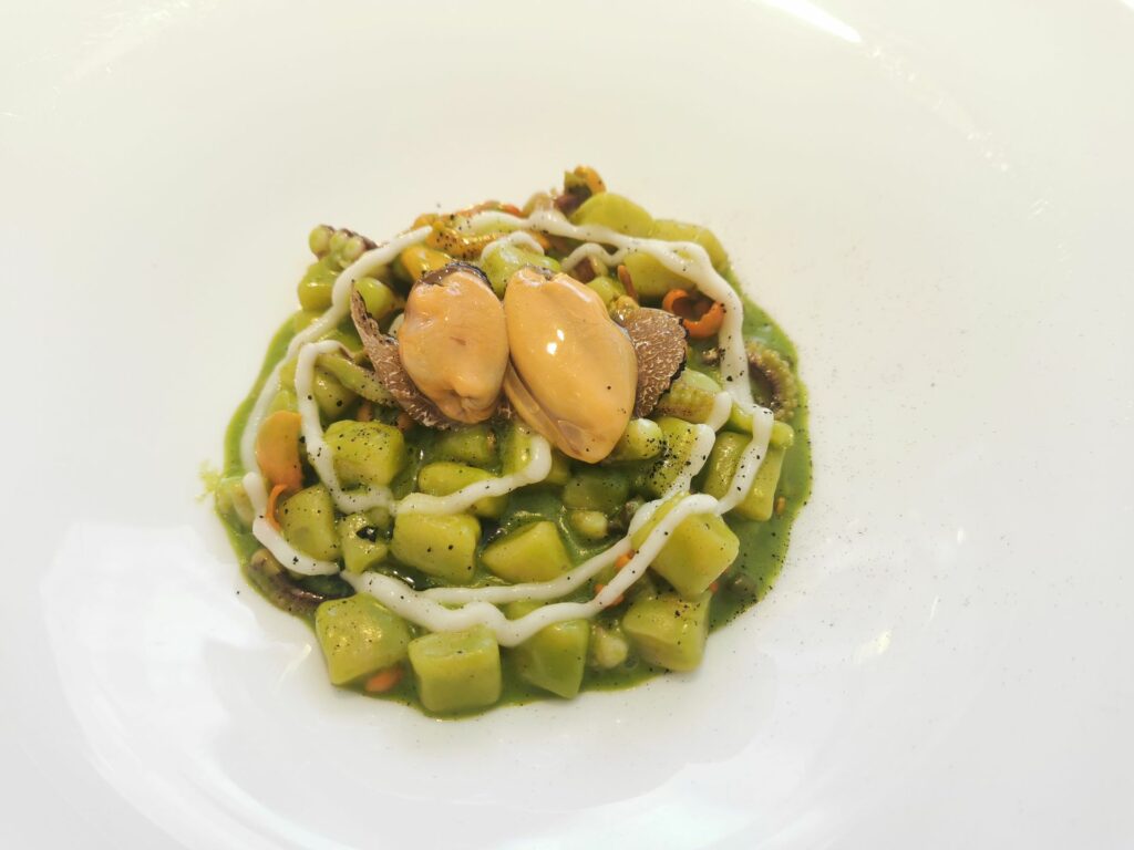 Gnocchetti alla ricotta con aglio orsino, cozze e tartufo.