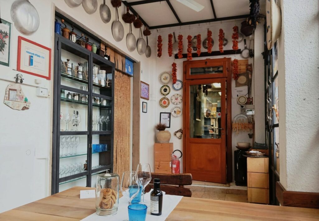 La sala in veranda della trattoria Antichi Sapori.