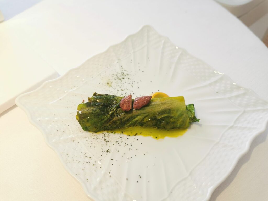 Lattuga con bernese e mandorle.