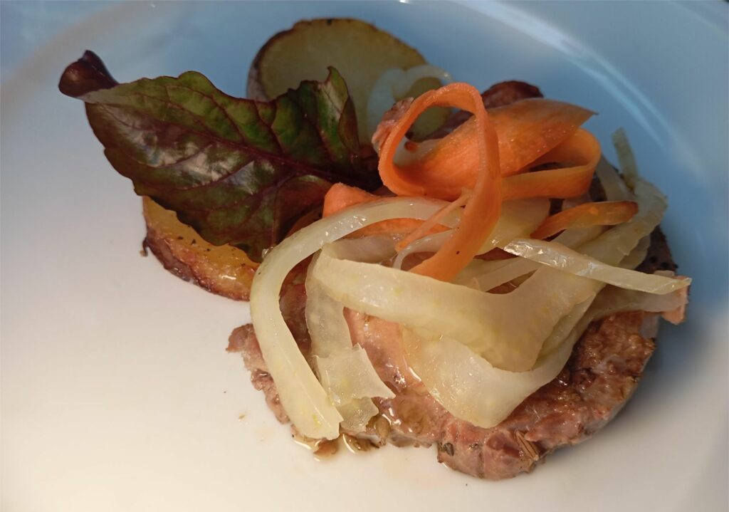 Capocollo di maiale con spezie delle Murge, insalata di finocchi e carote.