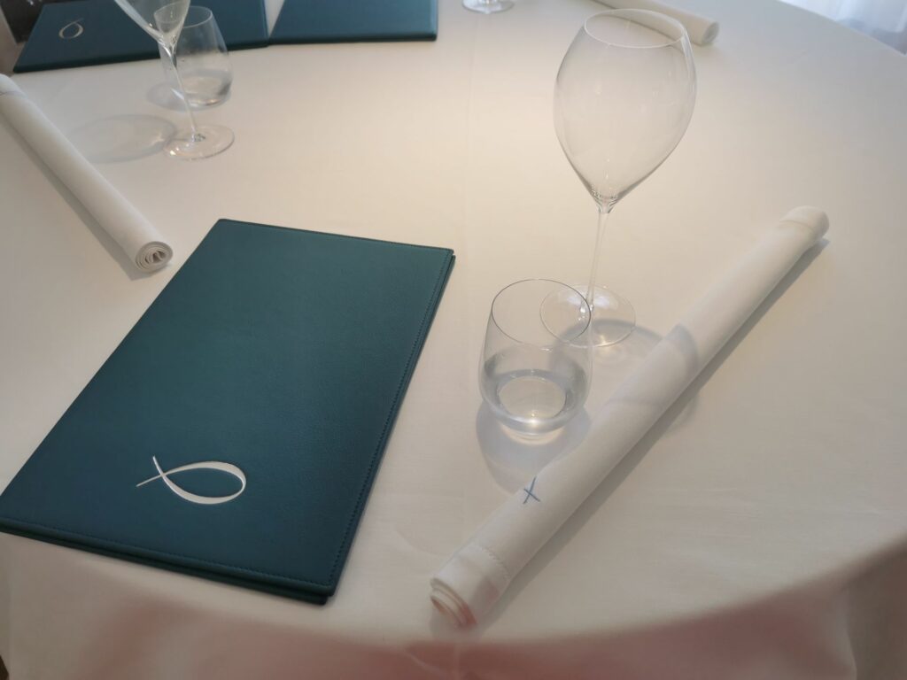 La mise en place del ristorante Pascucci al Porticciolo.