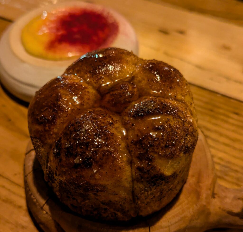 Monkey bread alle 5 spezie e crema pasticcera alla barbabietola.