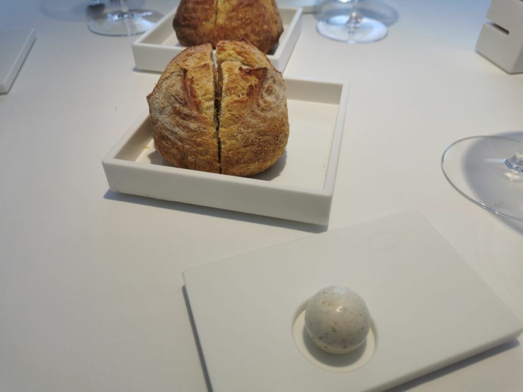 Pane e burro mantecato alle alici del ristorante Pascucci al Porticciolo.