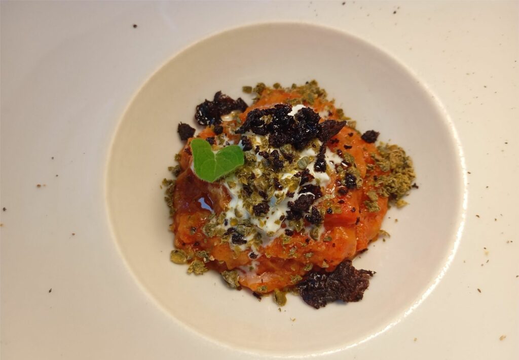 Pane, pomodoro, stracciatella e origano.