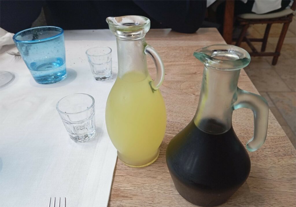 Rosoli artigiani offerti a fine pranzo nella trattoria Antichi Sapori.