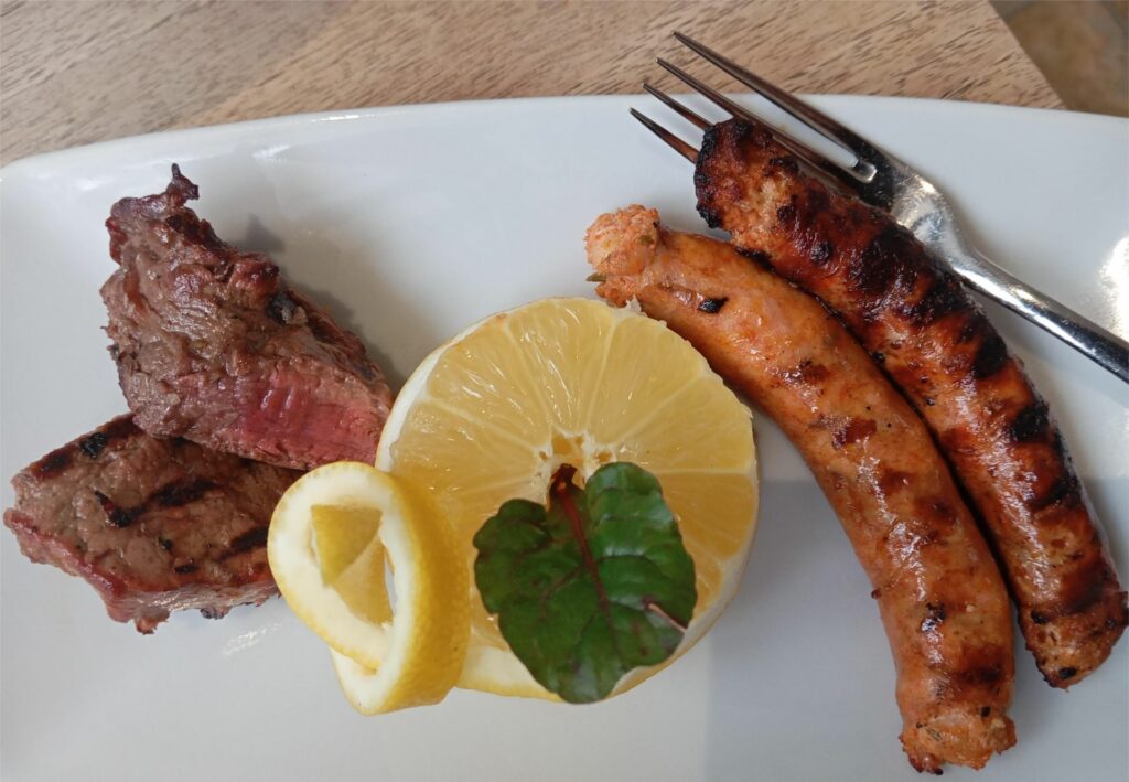 Salsiccia di suino tagliata al coltello e filetto di asino.