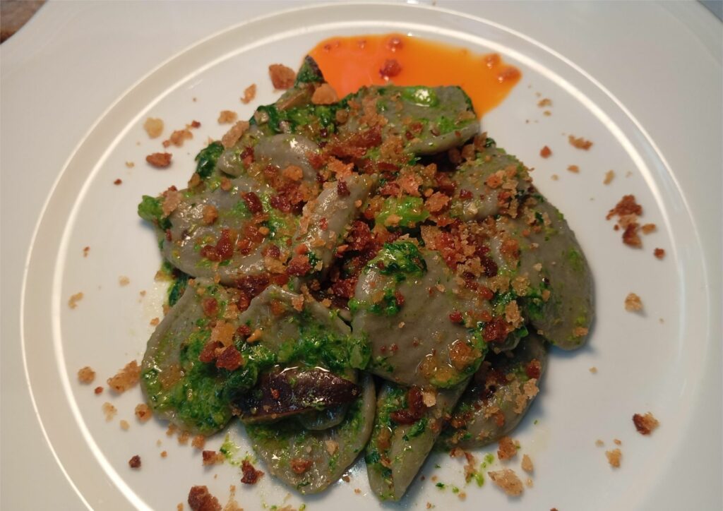 Strascinati di grano arso con cime di rapa, cardoncelli e mollica di pane fritto.