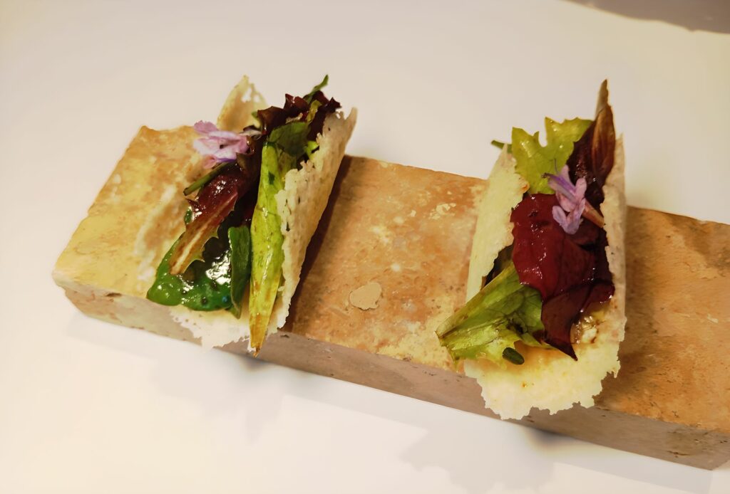 Tacos al caciocavallo e misticanza.