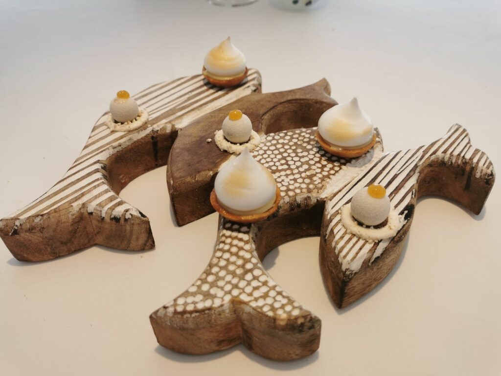 Tartelletta, lemon curd e meringa. Parfait all’orzo ricotta e rosmarino. La piccola pasticceria del ristorante pascucci al porticciolo.