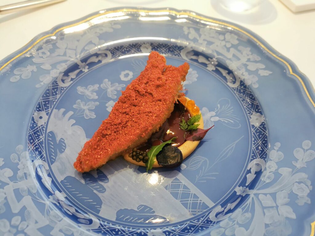 Triglia, panure di frutti rossi, fois gras, cavolo viola e lampone laccato.