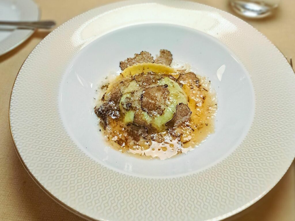Uovo in raviolo, un classico del ristorante San Domenico.