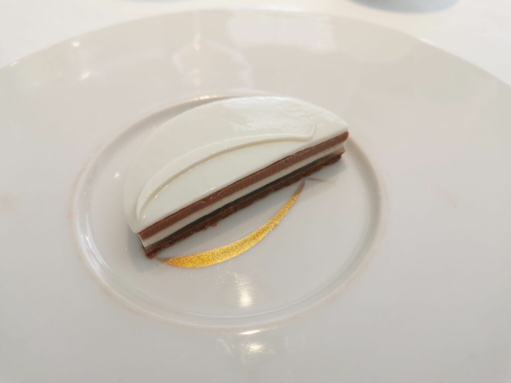 il dessert del ristorante pascucci al porticciolo. Wafer alla nocciola, gel di limone, gianduia e namelaka al cioccolato bianco.