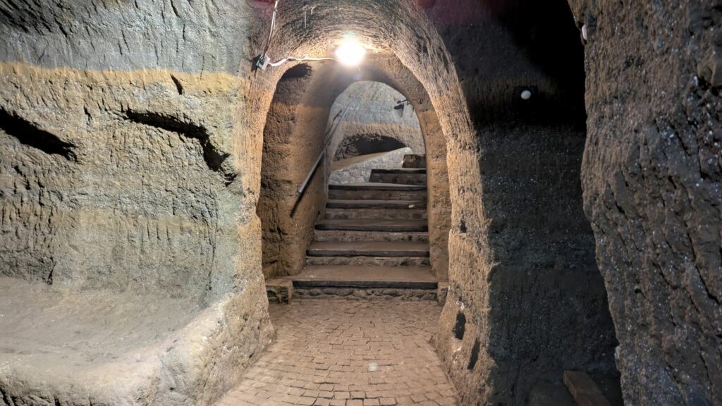 Una delle scale che conduce nel dedalo di 170 metri tra le le nicchie della grotta.