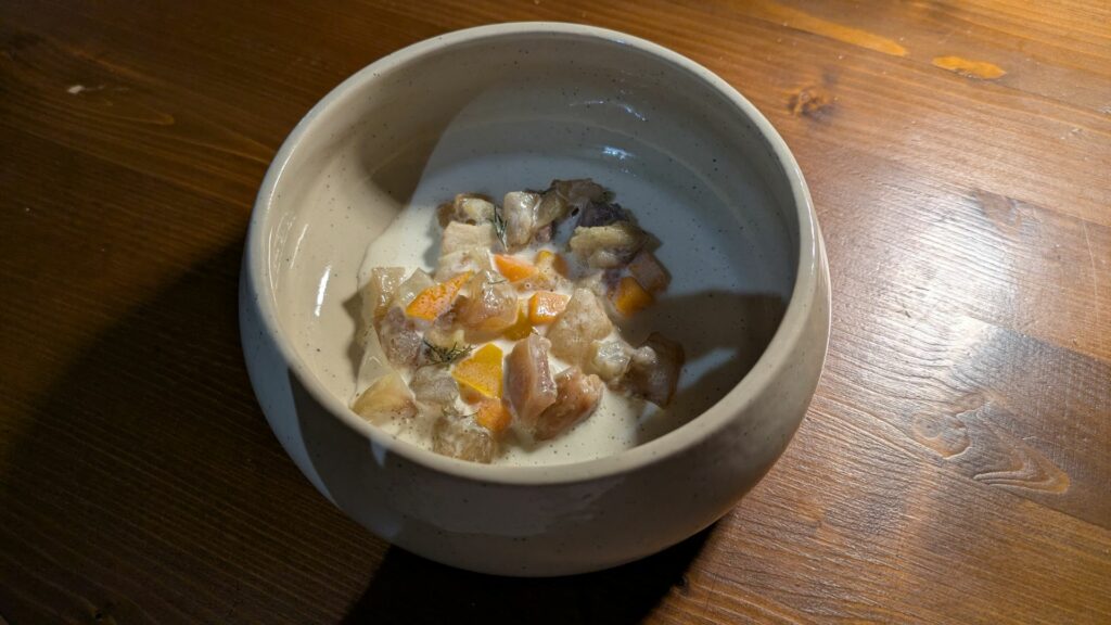 Insalata di nervetti, aringa e sottaceti di grotta.