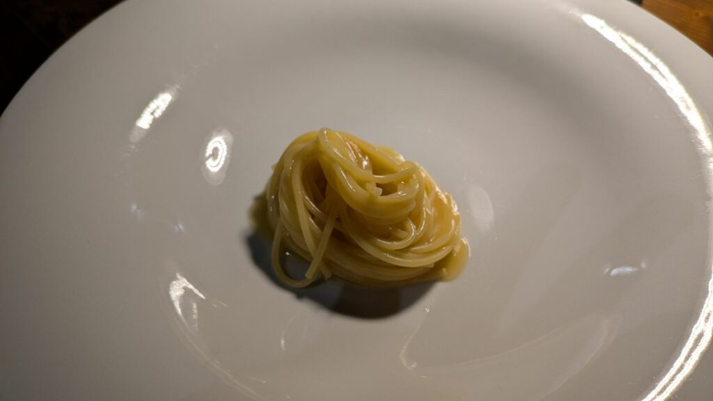 Spaghetto all'estrazione acida di pomodoro.