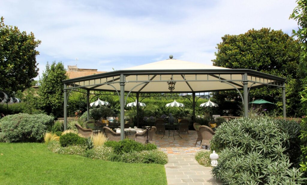 Il giardino esterno con il gazebo del Ristorante Don Alfonso.