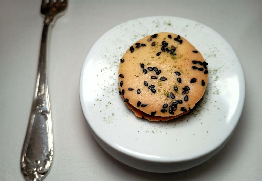 Wafer ai semi di sesamo nero e porro fermentato del Ristorante Don Alfonso.