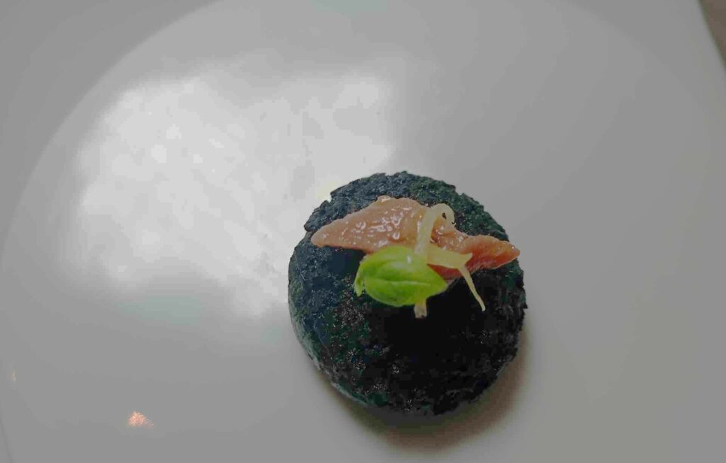 Bignè al nero di seppia, alici di Cetara, ricotta e limone confit.
