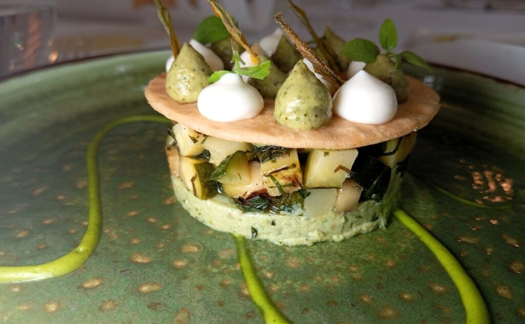Zucchine cotte sui carboni, fonduta di scamorza affumicata, crema di zucchine alla scapece e menta.