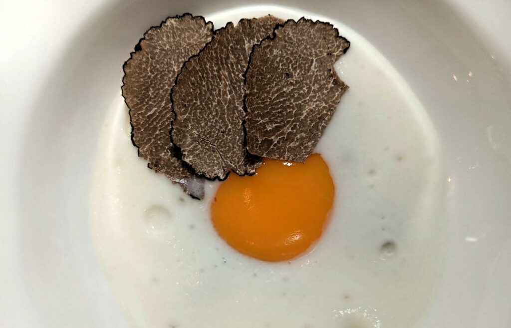 La reinterpretazione dell'uovo al tegamino con burrata e tartufo nero.
