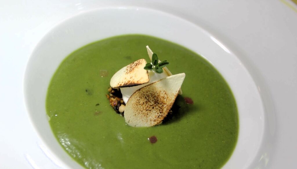 Zuppa di basilico piccante con tuille al latte, mousse di ricotta di bufala e olio al tartufo bianco.