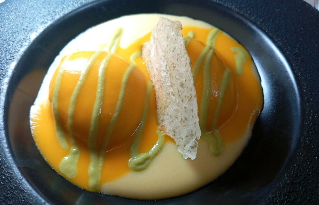 gnocchi di zucca con cuore liquido di caprino, mousse di ricotta di bufala e olio al tartufo bianco.
