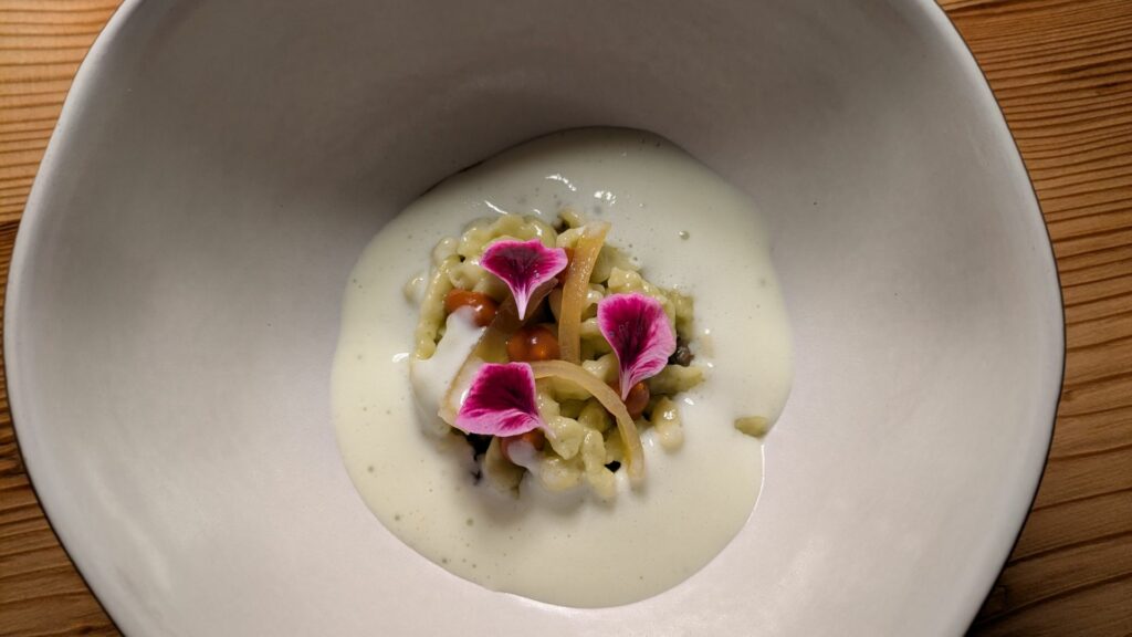 Gnocchetti all'aglio orsino, lumache, rosa canina e limone candito.