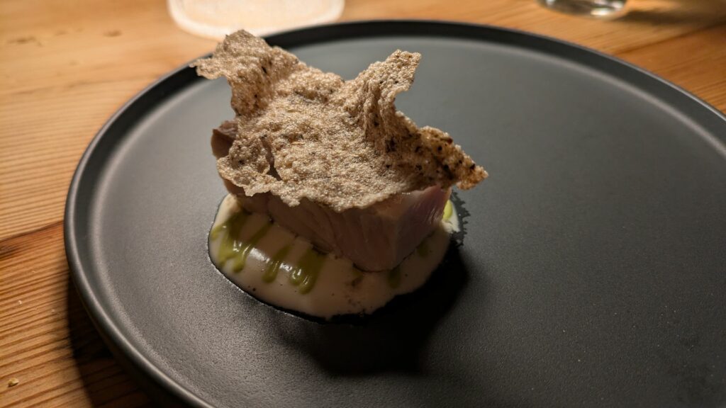 Salmerino, latte fermentato e resina.