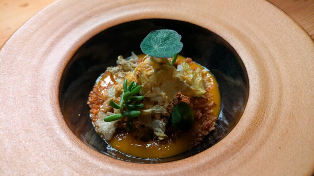 Patata rossa della Val di Fiemme con maionese di radici e croccanti vegetali.