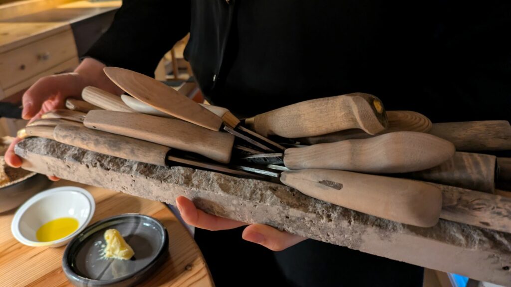 Servizio e scelta del coltello realizzati da Gilmozzi per la portata successiva.